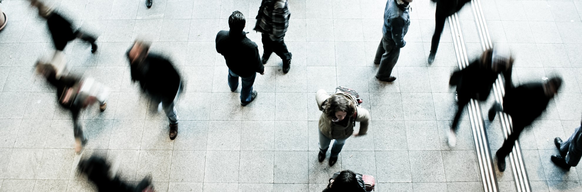Vista en picada de personas accediendo a la estación de trenes de Berna, Suiza
