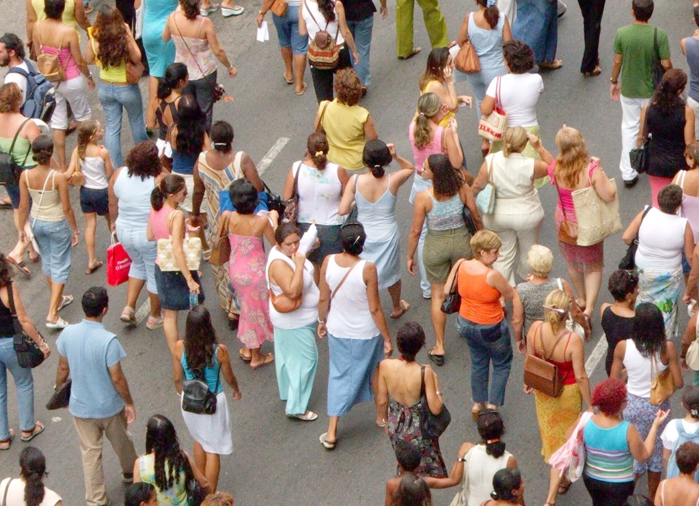 Multitud caminando por una la calle de la ciudad