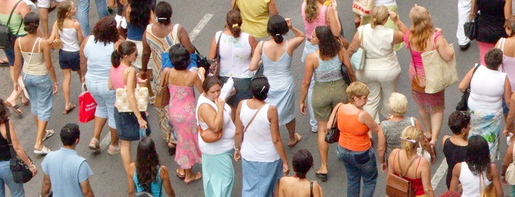 Multitud caminando por una la calle de la ciudad