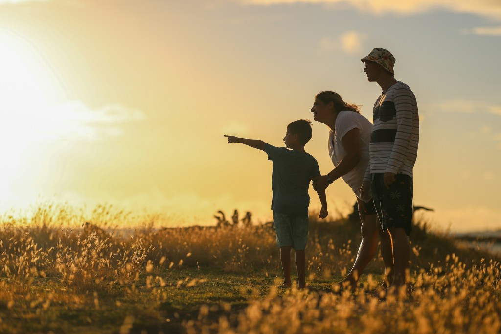 Familia mirando el horizonte